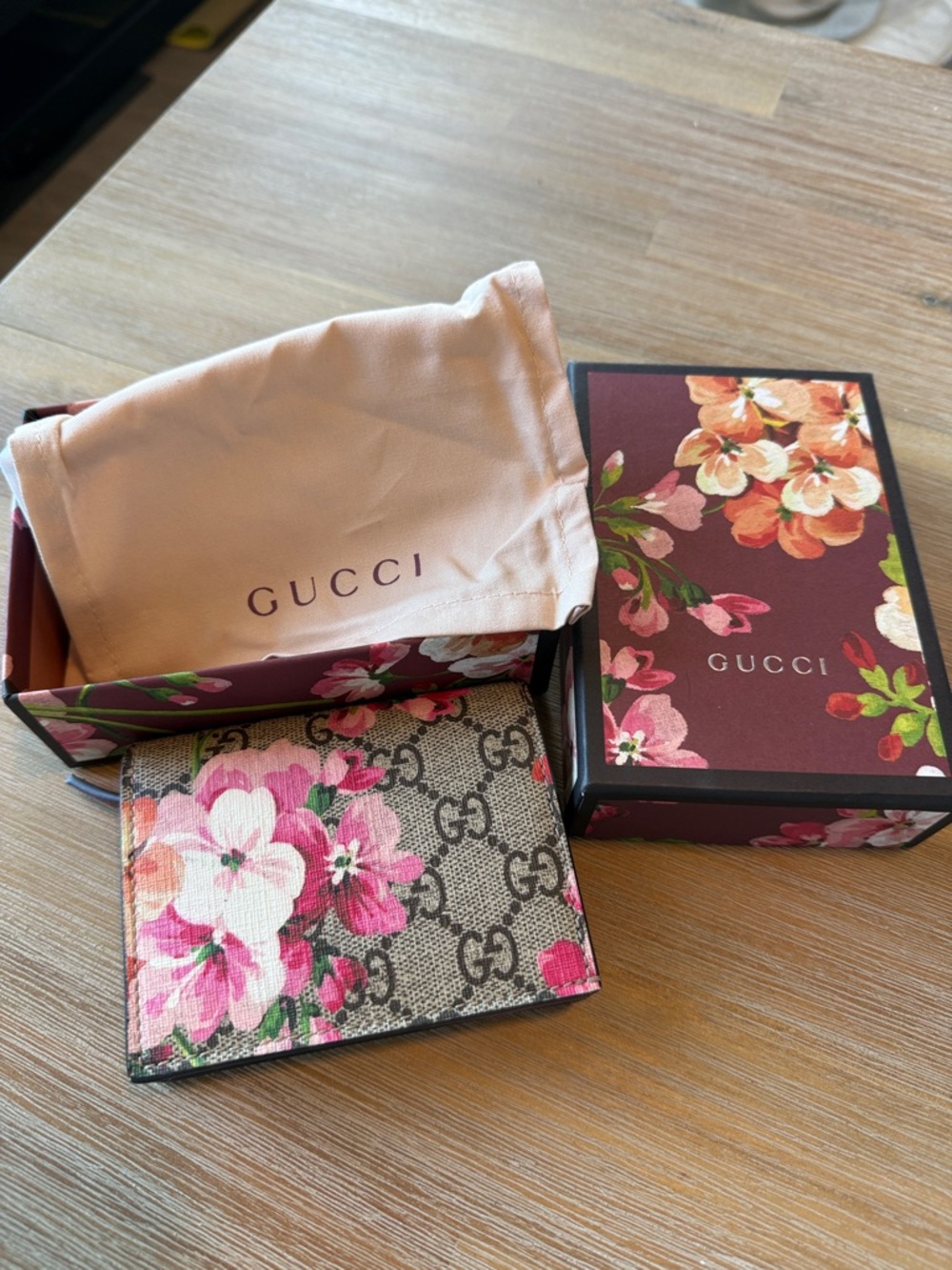 Gucci Floral GG Supreme Card Case in Pink and Brown